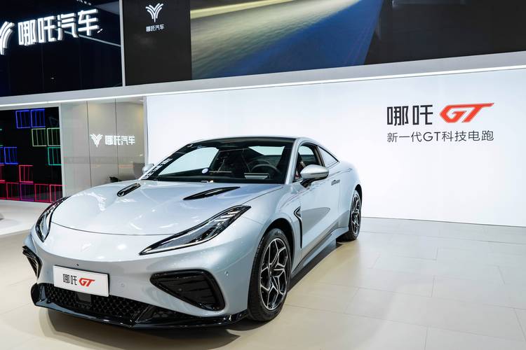 东莞242哪吒汽车在智能汽车领域的表现，领途汽车在新能源汽车市场中的影响力